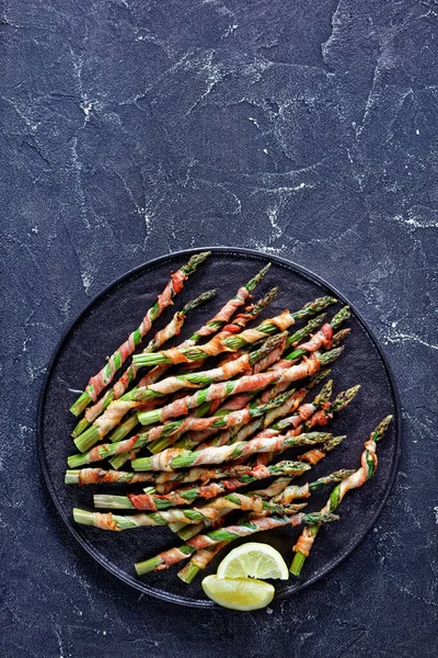 Légumes Printemps Asperges Enveloppées Dans Bacon Grillées Ail Sel Mer — Photo