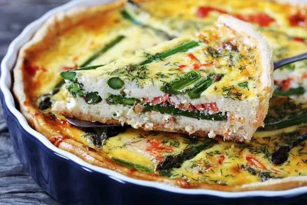 Aproape Quiche Brânză Sparanghel Somon Tăiată Felii Într Vas Copt — Fotografie, imagine de stoc