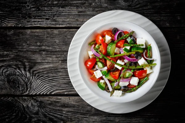 Ensalada Griega Con Espárragos Parrilla Tomates Cherry Pepinos Aceitunas Negras — Foto de Stock