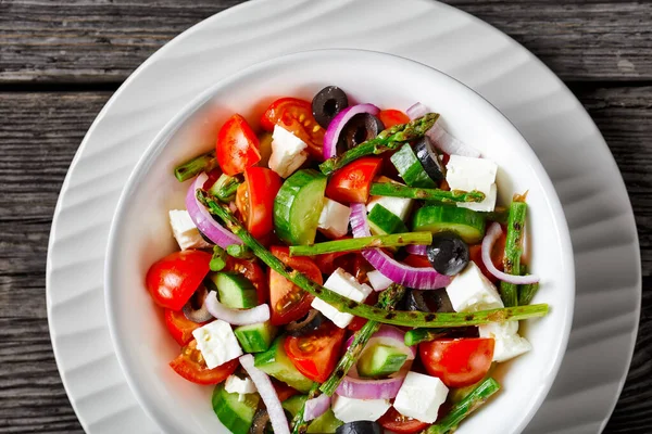 Frischer Und Gesunder Griechischer Salat Mit Gegrilltem Spargel Kirschtomaten Gurken — Stockfoto