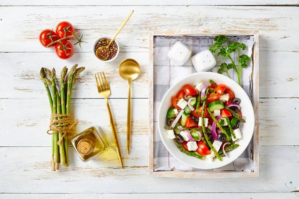 Frühlingssalat Mit Spargel Tomaten Gurken Schwarzen Oliven Roten Zwiebelringen Mit — Stockfoto