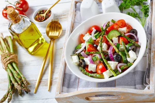 Ensalada Espárragos Estilo Griego Con Queso Feta Tomates Pepinos Aceitunas — Foto de Stock