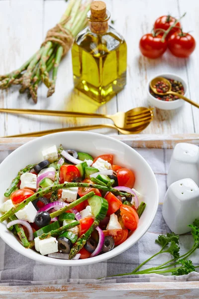 Ensalada Clásica Espárragos Primavera Con Queso Feta Tomates Pepinos Aceitunas — Foto de Stock