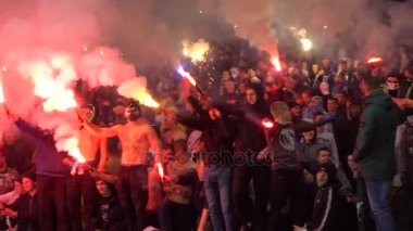 Dinamo Kiev futbol taraftarları (ultras) işaret fişeği yakmak