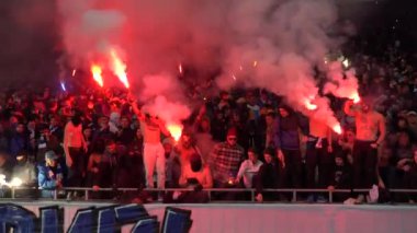 Dinamo Kiev futbol taraftarları (ultras) işaret fişeği yakmak