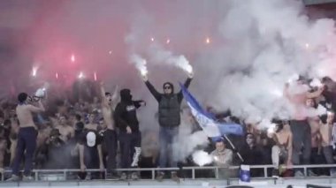 Dinamo Kiev futbol taraftarları (ultras) işaret fişeği yakmak