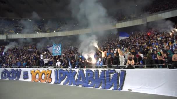 Dynamo Kyiv aficionados al fútbol (ultras) quemar bengalas — Vídeos de Stock