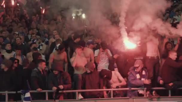 Dynamo Kyiv aficionados al fútbol (ultras) quemar bengalas — Vídeo de stock