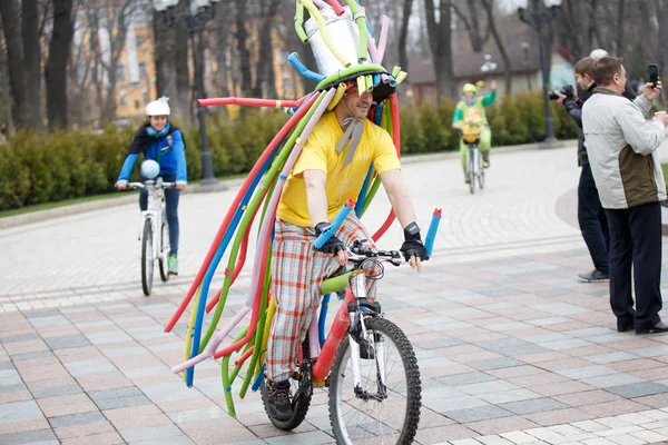 Уроды на велосипеде в центре Киева — стоковое фото