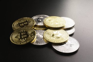 siyah arka plan üzerine bitcoin sikke yığını