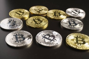 siyah arka plan üzerine bitcoin sikke yığını