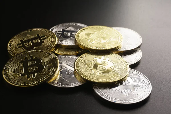 Halom bitcoin érmék fekete háttér — Stock Fotó