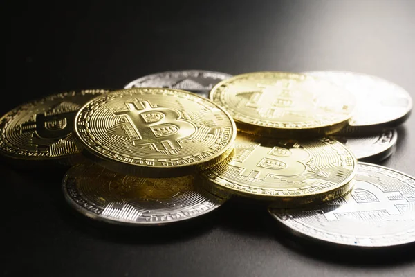 黒い背景に bitcoin コインの山 — ストック写真