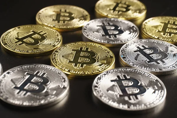 黒い背景に bitcoin コインの山 — ストック写真