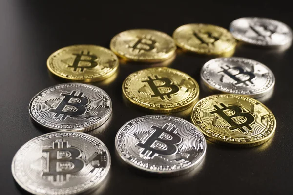Halom bitcoin érmék fekete háttér — Stock Fotó
