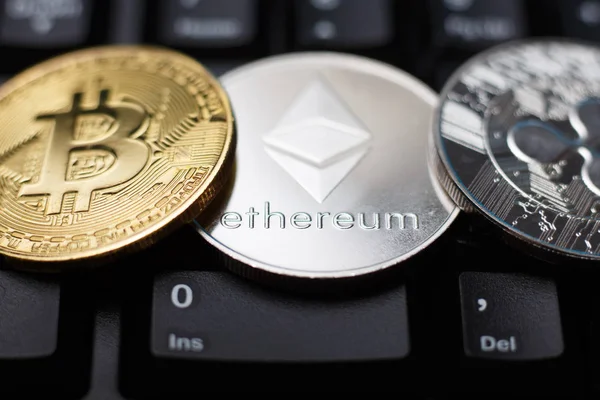 Bitcoin Ethereum Gyűrűző Érmék Billentyűzet — Stock Fotó