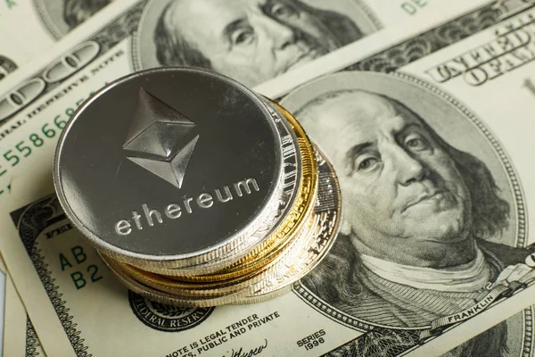 ドル札の他の Cryptocurrency Ethereum コイン — ストック写真