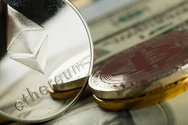 ドル札の他の Cryptocurrency Ethereum コイン — ストック写真