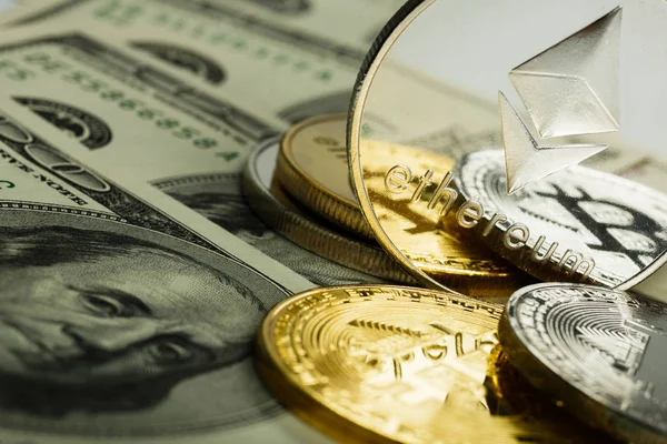 Ethereum Munt Met Andere Cryptocurrency Dollar Biljetten — Stockfoto