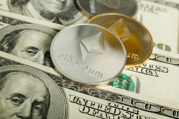 Moneta Ethereum Con Altra Criptovaluta Banconote Dollari — Foto Stock