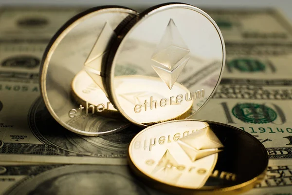 Ethereum Munt Met Andere Cryptocurrency Dollar Biljetten — Stockfoto