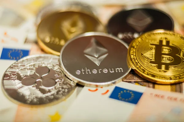 ユーロ紙幣に他の Cryptocurrency Ethereum コイン — ストック写真