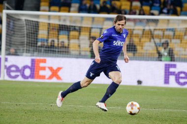 Kiev, Ukrayna - 15 Mart 2018: Senad Lulic Ss Lazio Fc Dinamo Kiev Ss Lazio Nsk Olimpiyskyi Stadyumu'nda karşı Uefa Avrupa Ligi yuvarlak oyun sırasında