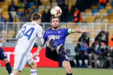 Kiev, Ukrayna - 15 Mart 2018: Senad Lulic Ss Lazio Fc Dinamo Kiev Ss Lazio Nsk Olimpiyskyi Stadyumu'nda karşı Uefa Avrupa Ligi yuvarlak oyun sırasında