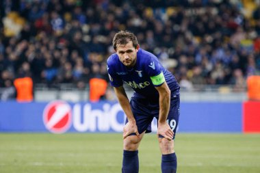 Kiev, Ukrayna - 15 Mart 2018: Senad Lulic Ss Lazio Fc Dinamo Kiev Ss Lazio Nsk Olimpiyskyi Stadyumu'nda karşı Uefa Avrupa Ligi yuvarlak oyun sırasında
