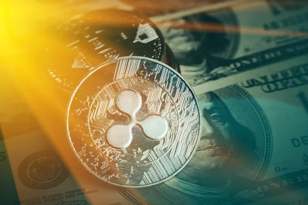 Rimpel Xrp Munt Met Andere Cryptocurrency Dollar Biljetten — Stockfoto