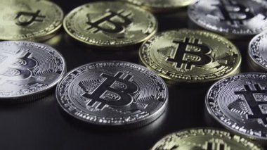 Siyah arka plan üzerine bitcoin sikke yığını üstünde yavaş kaydırma