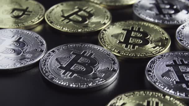Panorama Lento Por Encima Pila Monedas Bitcoin Sobre Fondo Negro — Vídeo de stock