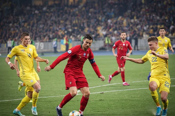 Kyiv, Ukrayna - 14 Ekim 2019: Portekizli Cristiano Ronaldo Uefa Euro 2020 ön eleme maçı sırasında Nsk Olimpiyskyi Stadyumu 'nda Portekiz' e karşı
