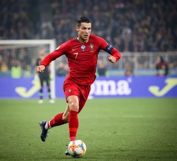Kyiv, Ukrayna - 14 Ekim 2019: Portekizli Cristiano Ronaldo Uefa Euro 2020 ön eleme maçı sırasında Nsk Olimpiyskyi Stadyumu 'nda Portekiz' e karşı