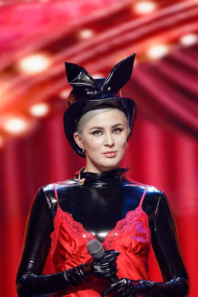 Kyiv, Ukrayna - 15 Ekim 2019: Ukraynalı şarkıcı Maruv Anna Korsun Vecherniy Kvartal konserinde