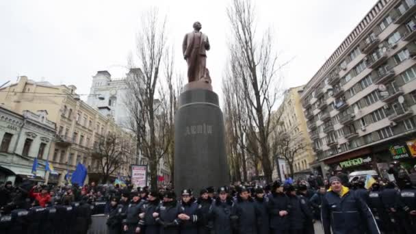 Kyiv Ukraine Dec 2013 Police Defend Monument Vladimir Lenin Kyiv — ストック動画