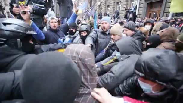 Kyiv Ucrania Dic 2013 Manifestantes Conflicto Con Policía Antidisturbios Calle — Vídeos de Stock