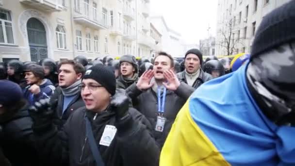 Kyiv Ucrania Dic 2013 Manifestantes Conflicto Con Policía Antidisturbios Calle — Vídeos de Stock
