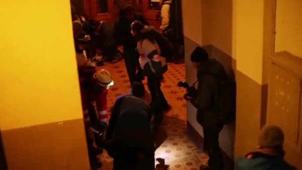 Kyiv Ukraine Dec 2013 Wounded Protesters Hides Riot Police Conflict — Stok video