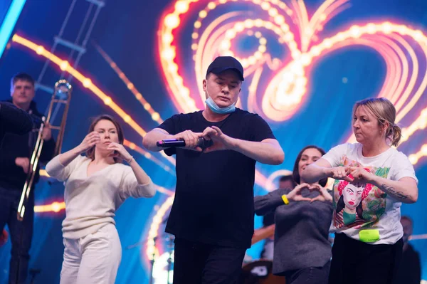 KYIV, UKRAINE - 22 Şubat 2020: Verka Serduchka (Andriy Danylko) Ukrayna 'nın 2020 Eurovision Şarkı Yarışması finalinde tıbbi maskeli