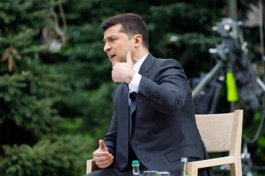 KIEV, UKRAINE - 20 Mayıs 2020: Ukrayna Devlet Başkanı Volodymyr Zelensky 'nin basın toplantısı