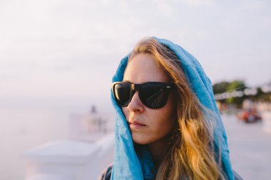 güneş gözlüğü ve eşarp mavi giyen genç kadın portresi