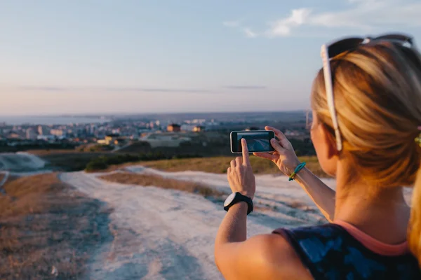 Beskuren bild av ung kvinna turist använda mobiltelefon med foto utomhus. — Stockfoto