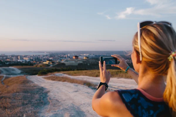 Imagen recortada de mujer joven turista uso teléfono móvil tomar fotos al aire libre . — Foto de Stock