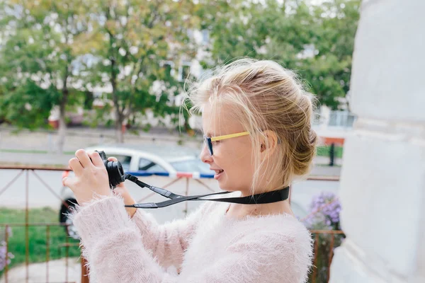 Blondes Mädchen mit Brille fotografierte sich vor laufender Kamera. Mädchen macht Selfie vor laufender Kamera — Stockfoto