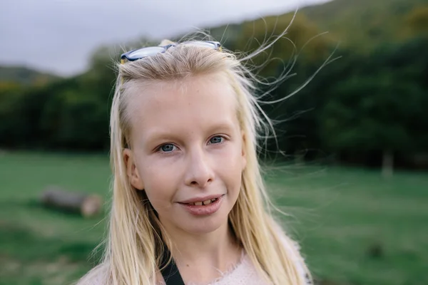 Porträtt av den blonda flickan njuta av livet utomhus i parken — Stockfoto