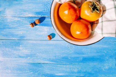 Olgun hurma kahverengi fındık yalan grup yakınındaki mavi bir arka plan üzerinde kumaş peçete ile bir kase mevcuttur. Vejetaryen beslenme. Vejetaryen beslenme. Beslenme, diyet sağlıklı