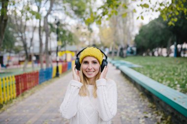 Güzel kadın müzik keyfi