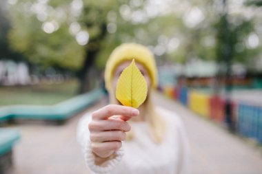  sonbahar yaprak tutan kadın 