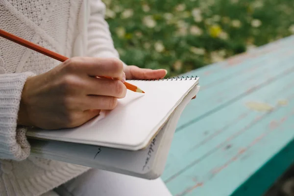 Femme dessine un crayon de couleur — Photo